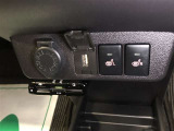 オーディオ用USB入力端子(Type-A)と運転席・助手席シートヒータースイッチが設置されています。ETC車載器も装着されています。