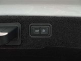 両手がふさがるほどの荷物があるとき、とても便利なオートマチックテールゲートが装備されております。