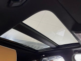 【サンルーフ】ボタンひとつで開閉可能!開放感たっぷりのサンルーフが装着されています!車内に明かりを取り入れたり景色を楽しむ以外にも、よどみがちな車内の空気も簡単に換気できて快適です!
