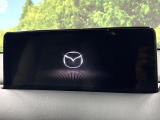 【10.25インチマツダコネクト】車内の雰囲気にマッチした大型ディスプレイ。スマホ接続でのナビ使用やBluetooth再生等、様々な機能が楽しめます。直感的なダイヤル操作が可能で、使い勝手も良好です。