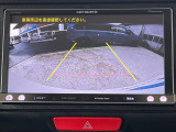 【バックカメラ】駐車時に後方がリアルタイム映像で確認できます。大型商業施設や立体駐車場での駐車時や、夜間のバック時に大活躍!運転スキルに関わらず、今や必須となった装備のひとつです!