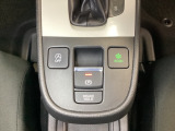 セレクトレバーの下に電子制御パーキングブレーキがあります。スイッチひとつで、停車した地点の傾斜などをシステムが検知・判断してブレーキ力を自動的に最適制御し、しっかり停車できるパーキングシステムです。
