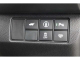 機能性溢れる運転席まわり。使いやすいスイッチ類の配置で運転中のストレスを軽減し楽しくドライブできますよ。