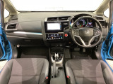 車内は光触媒抗菌消臭施工済です。スタイリッシュなデザインで暖かみのあるインパネ周りを演出します。グローブボックスやカップホルダーのほかにトレーなどたくさんの収納スペースが装備されています。
