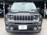 Jeepらしい7スロットグリルが目を引く正面デザイン。
