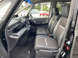 運転席からの視界は広く、運転操作もスムーズに行えます。快適なドライビングをサポートする機能的な空間です。