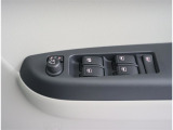 【パワーウインドゥマスタースイッチ】運転席より助手席やリヤドアガラスの開閉が出来るので便利ですね!運転席以外のウインドロック機能も付いています。