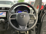 握りやすいステアリングは、運転操作をスムーズにします。ステアリングコラムのチルト調整も可能で、最適なドライビングポジションに。快適な操作感。