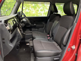 運転席からの視界は広く、運転操作もスムーズに行えます。シートの形状も体にフィットし、快適なドライビングをサポートします。