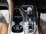 ドリンクホルダーはシフトレバー近くにあるので使い勝手が良いです。