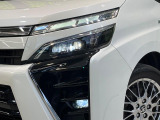 【LEDヘッドライト】悪天候や夜間走行時も良好な視界を確保し安心して運転できる高輝度LEDヘッドライトを装備!点灯速度が早く、消費電力も抑えられています。