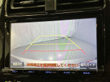 車庫入れなど後進運転時に死角をモニターで確認ができて安全です♪ ステアリング操作の参考になるガイド線も表示しますので車庫入れがニガテな方も安心ですネ!