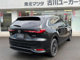 【ブラインド・スポット・モニタリング】隣車線を後方もしくは側方から接近する車両を検知してドアミラーに表示。その状態でのウインカー操作の際には警報音で危険をお知らせ。駐車場からバックで出庫の際にも活躍