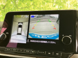 後方の安全確認をサポートするモニター。狭い道や駐車時も安心です。周囲の状況を把握し、安全な運転に貢献します。