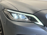 【三眼LEDヘッドライト】スタイリッシュな見た目の三眼LEDヘッドライトを装備♪スタイルだけでなく、夜間の走行も視界良好で安心してお乗りいただけます。
