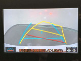 【バックガイドモニター】後方の映像をナビ画面に表示するだけでなく、ステアリング操作に連動して動くガイド線も同時に表示!予想進路の確認をしながら後退できるので便利です!