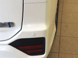 コーナーセンサーを車の前後に装備。障害物までの距離に応じて警告音を変えてお知らせ。縦列駐車時や駐車場・車庫などでの取り回しをサポートします。詳細は販売店スタッフまでおたずねください。