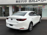 【ブラインド・スポット・モニタリング】隣車線を後方もしくは側方から接近する車両を検知してドアミラーに表示。その状態でのウインカー操作の際には警報音で危険をお知らせ。駐車場からバックで出庫の際にも活躍