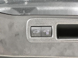 【パワーバックドア】スマートキーや運転席のボタンを押すだけでリアゲートが自動で開閉します!荷物を持っている時や、高い位置にあるバックドアを閉める際に便利な機能です♪