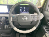 インテリアに合わせたデザインのステアリングは、運転される方のことも考え、運転しやすい形状、大きさです。是非一度、実際に触ってお確かめください。