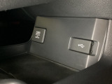 アクセサリーソケットはUSBのアダプターなどをつければ、スマホの充電にも使えます。横にはナビゲーション用の外部入力可能なUSB端子がついており、周辺には物が置けるボックスがついています。