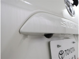 後退時に車両の後ろ側をモニター画面に表示します。車庫入れなどでバックする際に後方確認ができて便利です。車庫入れが苦手な人もこれで安心。