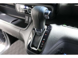 インパネシフトだから視線の移動も少なく足元もスッキリ♪運転席もゆったりしているのでゆとりを持ってドライブできますね!