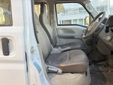運転席はシンプルで操作性に優れ、長時間の運転でも疲れにくい設計です。快適なドライブをお楽しみください。