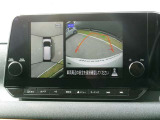 リバースにシフトするとまるで上空から見下ろしているような感じにナビゲーション画面に映し出します