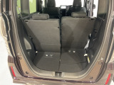 後席のシートをスライドさせると荷室空間を広げられます