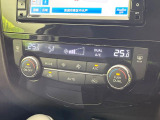 【左右独立型フルオートエアコン】運転席と助手席でそれぞれお好みの温度に設定可能。同乗者にも配慮した、最適な空調をお届け致します。