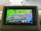 後方確認をサポートするモニター画面。駐車時の安全性を高め、狭い場所でもスムーズに駐車できます。運転に自信がない方にもおすすめです。
