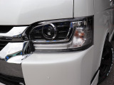 Bi-Beam(バイビーム)LEDヘッドランプは、1灯の光源だけでロービーム(近目)とハイビーム(遠目)の切り替えを行える先進的なヘッドライトシステム