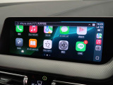 【アップルカープレイ】iPhoneがBMW車両とワイヤレスで接続されます。Apple CarPlayでは、オーディオストリーミングやメッセージングアプリがディスプレイに表示されます。