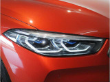 【レーザーライト】ブルーのデザインとBMW Laserのロゴにより視覚的にも個性を主張するレーザーライト。ハイビームモードを設定すると最長600mまでの距離を照射。夜間におけるドライビングの快適性を向上させます。