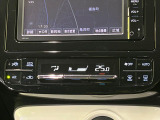 【オートエアコン】一度お好みの温度に設定すれば、車内の温度を検知し風量や温度を自動で調整。暑い&hellip;寒い&hellip;と何度もスイッチ操作をする必要はありません。快適な車内空間には必須の機能ですね♪