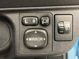 【電動格納ミラー】サイドミラーは電動格納式となっており、狭い駐車場でもキズがつくリスクを抑えられます。