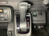 CVT車のセレクトレバーです。低速から高速まで、変速ショックのないスムーズな走りを実現するとともに、エンジン効率のよい領域を維持することで燃費にも貢献します。