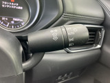 操作しやすい位置に配置されたウインカーレバー。スムーズな操作で、安全な車線変更をサポートします。日常の運転をより快適にサポートします。