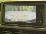 【バックカメラ】駐車時に後方がリアルタイム映像で確認できます。大型商業施設や立体駐車場での駐車時や、夜間のバック時に大活躍!運転スキルに関わらず、今や必須となった装備のひとつです!
