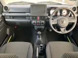 運転席からの視界は広く、運転操作もスムーズに行えます。シートの形状も工夫されており、長距離運転でも疲れにくい設計です。
