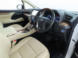 高級感のある美しいインテリアデザインの運転席です。