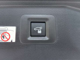 パワーバックドアです。荷物を持っていても、ボタンを押すだけで簡単に開閉ができます。