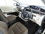 シンプルで使いやすいデザインの運転席です。