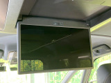 【14型有機ELフリップダウン】三列目からでも迫力のエンタメが観れる大画面フリップダウン。有機ELのモニターでは、一般的なフリップダウンよりも高コントラストでキレイな映像を楽しめます。