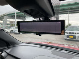 【インテリジェントルームミラー】です。車両後方のカメラ映像がミラー(液晶画面)に写るので、後席の人や荷物が写りこみません。夜間や悪天候でも視界が良好です♪
