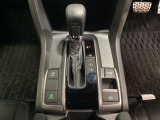 CVT車のセレクトレバーです。低速から高速まで、変速ショックのないスムーズな走りと、エンジン効率のよい領域を維持して燃費にも貢献します。サイドブレーキはスイッチ操作の電子制御パーキングブレーキです。