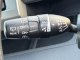 雨天時でもクリアな視界を確保できるワイパーレバー。様々な設定で、運転状況に合わせて使い分けられます。