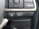 レーダークルーズコントロール(全車速追従機能付)が装備されています。高速道路で定速走行だけでなく、0km/hから約100km/hの広い範囲で先行車との車間距離を適切に保ちながら追従走行ができます。