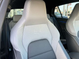 希少なメーカーオプションのレザーシートを装備しております。